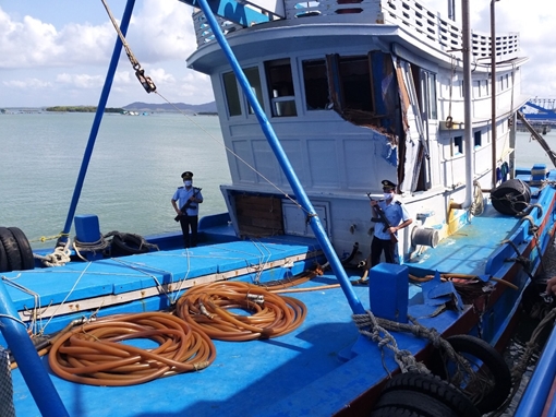 Nổ súng bắt ghe chở 180m3 dầu lậu trên biển