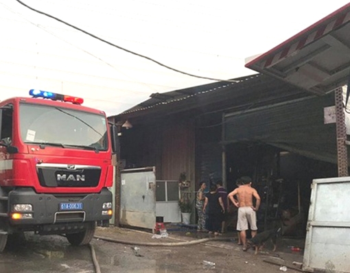 Cháy công ty gỗ nằm trong khu dân cư