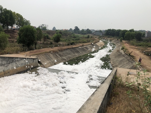 Bọt trắng sủi bất thường trên kênh, nghi bị lén xả thải