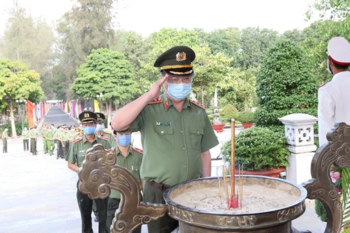 Thứ trưởng Nguyễn Văn Thành viếng Nghĩa trang liệt sỹ Ban ANTƯ cục miền Nam