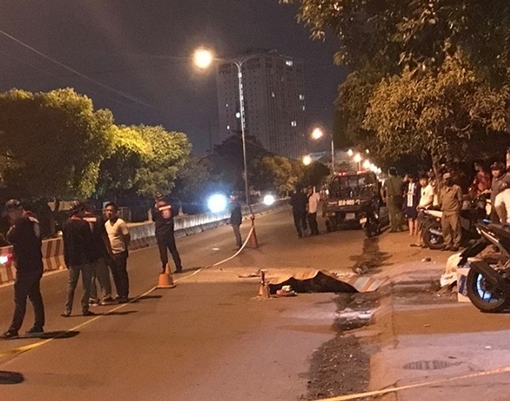 Nghi án người đàn ông tẩm xăng tự thiêu trên đường