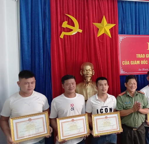 Khen thưởng nhóm “Hiệp sỹ” dũng cảm bắt tội phạm