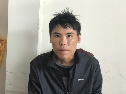 Cầm điện thoại khi điều khiển xe máy bị giật ngã trọng thương