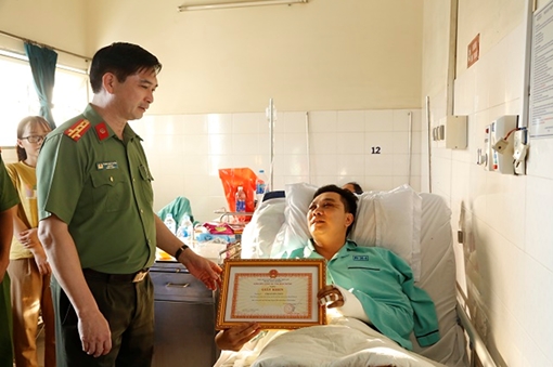 Tặng Giấy khen cho cán bộ Công an  bị thương  khi ngăn chặn đua xe trái phép