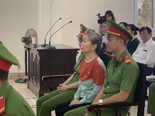 Vụ giết người đổ bê tông: Mẹ đẻ bị cáo chủ mưu phản cung tại tòa