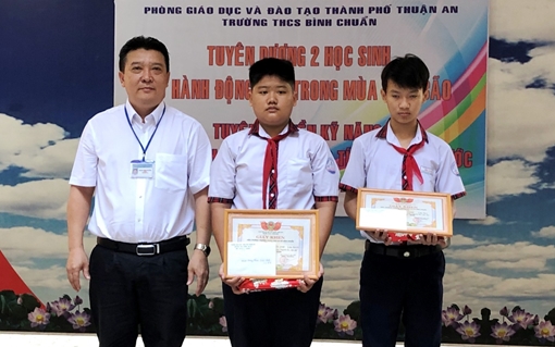 Khen thưởng hai học sinh bất chấp hiểm nguy, giúp đỡ người dân