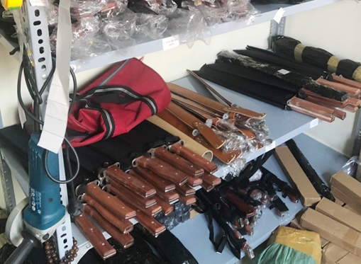 Vận động giao nộp, phát hiện hàng trăm roi, súng điện và đao kiếm