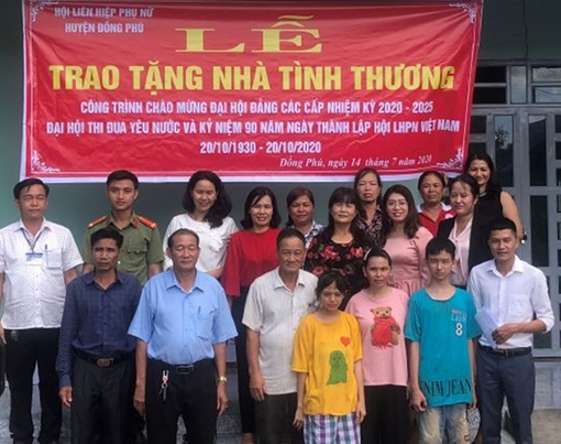 Trao tặng nhà tình thương cho 2 gia đình nghèo