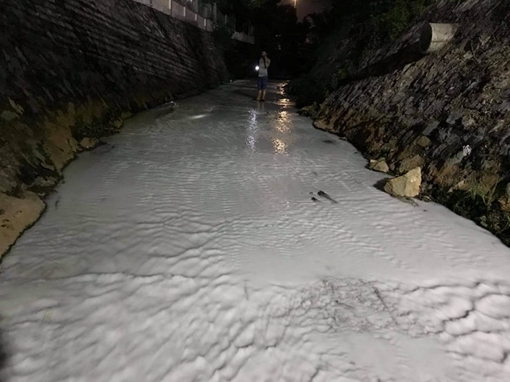 Suối Sọ nổi bọt như “tuyết”, đổi màu sau cơn mưa