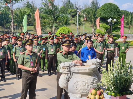 Hội trại tuổi trẻ CAND với nhiều hoạt động đượm tình quân dân