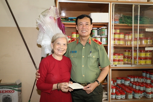 Thứ trưởng Lê Tấn Tới tặng quà gia đình chính sách và trồng cây lưu niệm