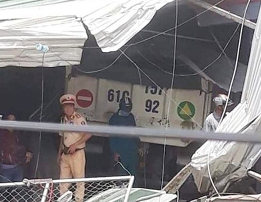 Xe ben mất lái, đâm sập 3 nhà dân