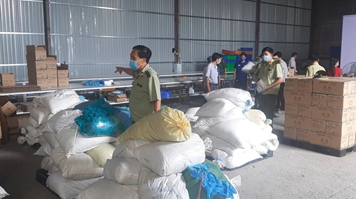 Phát hiện công ty thu gom găng tay y tế cũ để bán