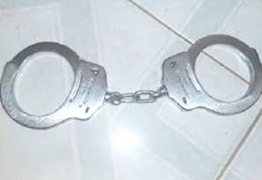 Nhóm “con nghiện” tàng trữ còng số 8, dao tự chế