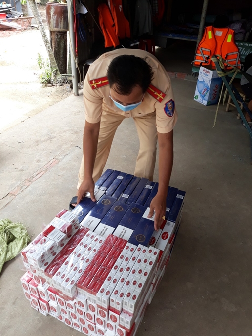 Dùng ghe vận chuyển hàng nghìn gói thuốc lá lậu