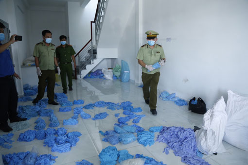 Phát hiện cơ sở tái chế hàng triệu găng tay y tế đã sử dụng