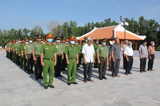 Công an Tây Ninh dâng hương tưởng niệm các anh hùng, liệt sỹ