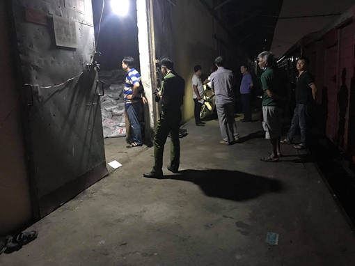 Hàng chục tấn phân vô cơ đổ sập đè chết 2 công nhân, 1 người nguy kịch