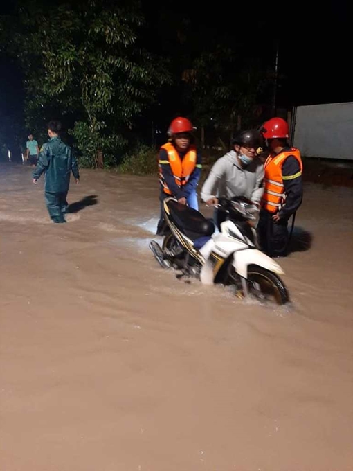 Cảm động hình ảnh Công an giúp dân trong đêm khuya úng ngập