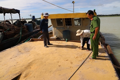 Phát hiện 4 tàu vỏ sắt khai thác cát trái phép lòng hồ Dầu Tiếng