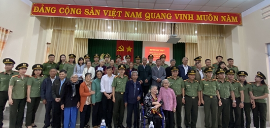 Công an Cửa khẩu Tân Sơn Nhất tặng quà tri ân gia đình thương binh, liệt sỹ