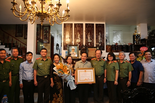 Trao Huân chương Quân công hạng Nhất tặng Thượng tướng Bùi Quang Bền