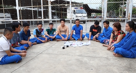 19 con bạc bị bắt trên sòng lắc tài xỉu