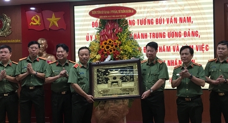 Thứ trưởng Bùi Văn Nam chúc mừng các Nhà giáo Đại học ANND