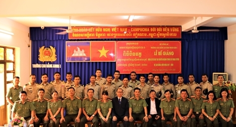 Bế giảng khóa đào tạo hệ cao đẳng đầu tiên cho học viên Campuchia