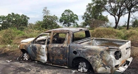 Giận vợ, lái xe ô tô vào nghĩa trang đốt 