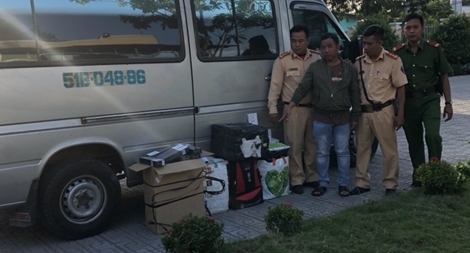 Thuốc lá lậu theo xe khách về thành phố tiêu thụ dịp Tết   