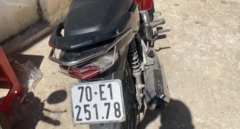 Lộ diện chiếc xe gian từ dấu ổ khóa xe máy bị cậy 