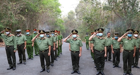 Dâng hương tri ân anh hùng, liệt sỹ Đoàn U70 và Ban An ninh Tây Ninh