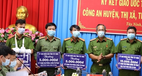 Khen thưởng 11 tập thể, cá nhân xuất sắc đấu tranh, phòng chống tội phạm