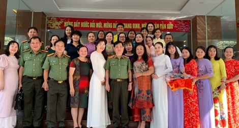 Thứ trưởng Nguyễn Văn Sơn chúc mừng các nữ cán bộ Nhà khách Phương Nam nhân ngày 8/3