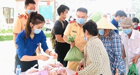 Tặng 1200 phần nhu yếu phẩm cho công nhân, người lao động nghèo