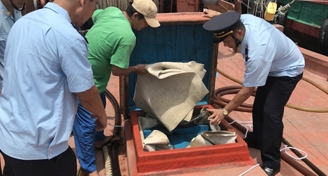  2 tàu đánh cá cải trang chở gần 200.000 lít dầu nghi nhập lậu