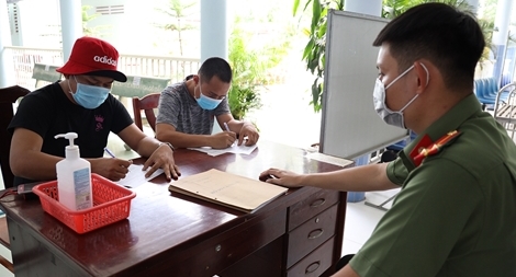 Nghi xuất cảnh trái phép, tài xế taxi chở thẳng khách đến công an trình báo