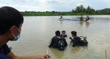 Rủ nhau tắm sông Sài Gòn, 2 người đuối nước thương tâm