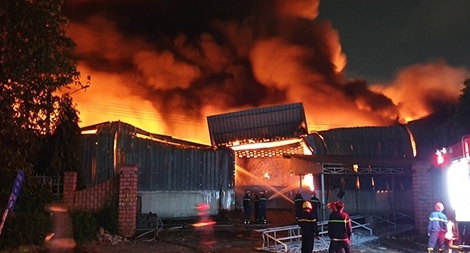 Trắng đêm dập tắt đám cháy lớn trong khu công nghiệp