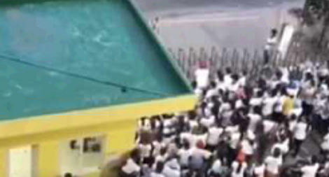 Xung quanh vụ công nhân ủn cửa thoát ra ngoài vì nghe có người mắc COVID-19