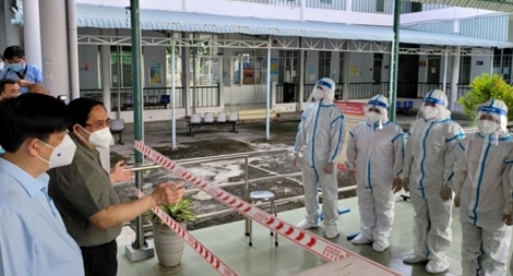 Thủ tướng Chính phủ thăm cơ sở xét nghiệm và điều trị bệnh nhân COVID-19