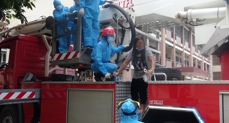 Kịp thời cứu người phụ nữ định nhảy lầu tự tử 