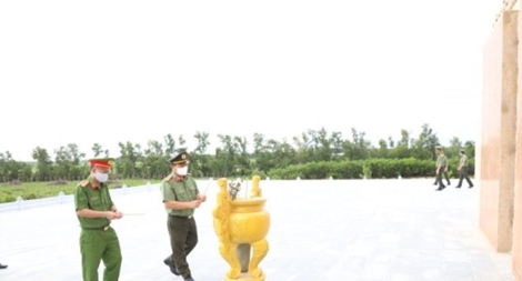 Công an Tây Ninh dâng hương tri ân các Liệt sĩ