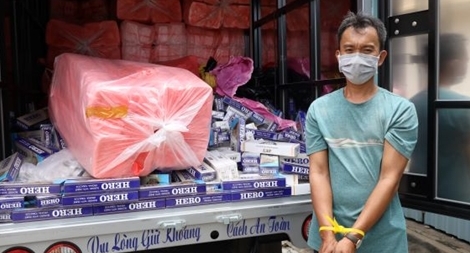 “Núp bóng” đi giao hàng chở 5200 gói thuốc lá lậu