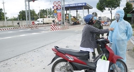 Tạm giữ phương tiện người phụ nữ viện “đổ xăng” để “thông” chốt