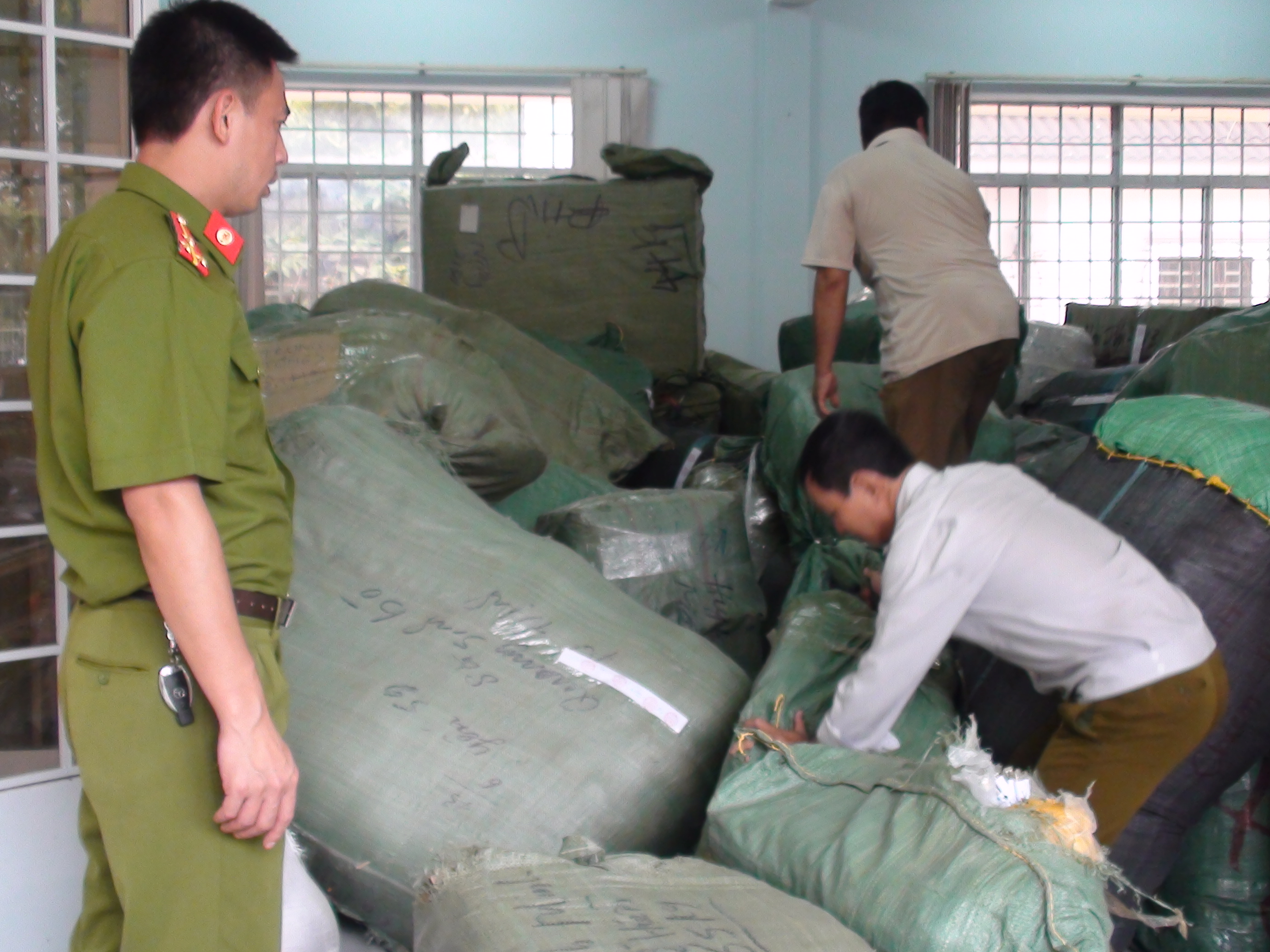 Lại bắt cả chục tấn hàng lậu trên 2 toa tàu tại ga Biên Hòa