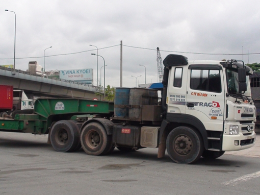 Cảnh sát khống chế tài xế và phụ xe vi phạm Luật giao thông cố thủ trong cabin