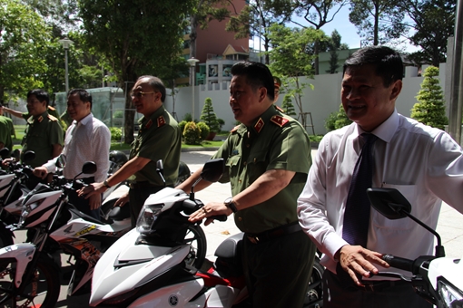 Công ty CP Nova Bắc Nam 79 hỗ trợ 100 mô tô cho Công an thành phố