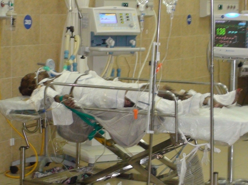 Nợ nần, một phụ nữ lên đình tưới xăng tự thiêu